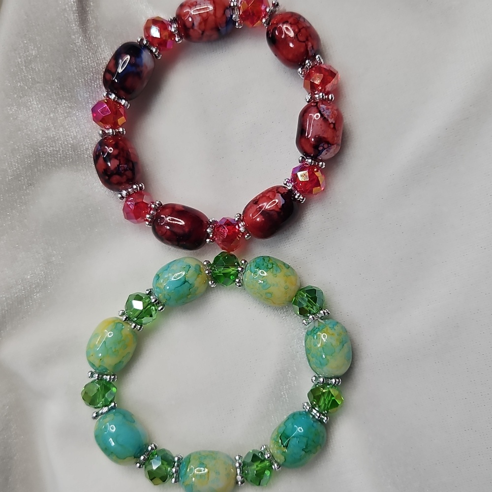 Women's Set of 2 Glass Beaded Bracelets Green Red Silver Stretch NWOT Unbranded